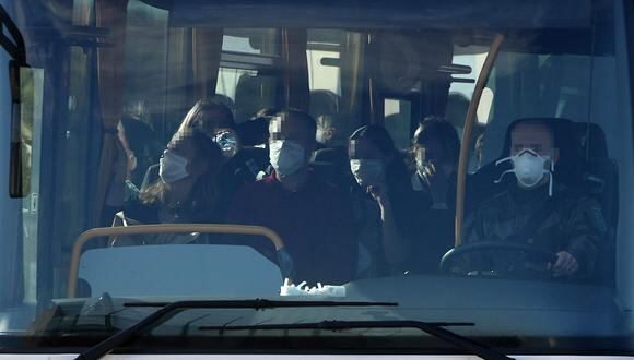 Ciudadanos franceses evacuados de China por el coronavirus. (Foto: AFP)