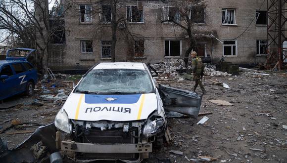 Soldado ucraniano inspecciona la estación de policía destruida que fue utilizada por las tropas rusas como base en la aldea de Snihurivka, región de Mykolaiv, el 16 de noviembre de 2022. (Foto de Ihor Tkachov / AFP)