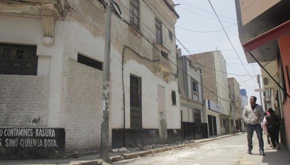 Oficina de Defensa Civil de la comuna de Chiclayo dispuso el cierre de calle para evitar más accidentes. (Nadia Quinteros)