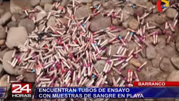 Barranco: Hallan tubos de ensayo con muestras de sangre regados en la playa. (Captura de TV)