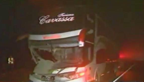 Huacho: Una persona fallecida dejó un choque entre bus interprovincial y camión. (América TV)
