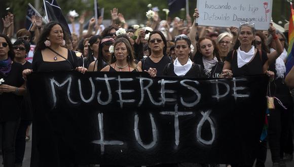 Mujeres vestidas de negro participan en la llamada 'Marcha de luto' en Santiago. (Foto: AFP)