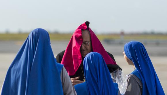 (ARCHIVO) El obispo Nicholas DiMarzio habla con las monjas mientras esperan la llegada del Papa Francisco para su salida del Aeropuerto Internacional John F. Kennedy de Nueva York a Filadelfia el 26 de septiembre de 2015. (Foto: EDUARDO MUNOZ ALVAREZ / AFP)