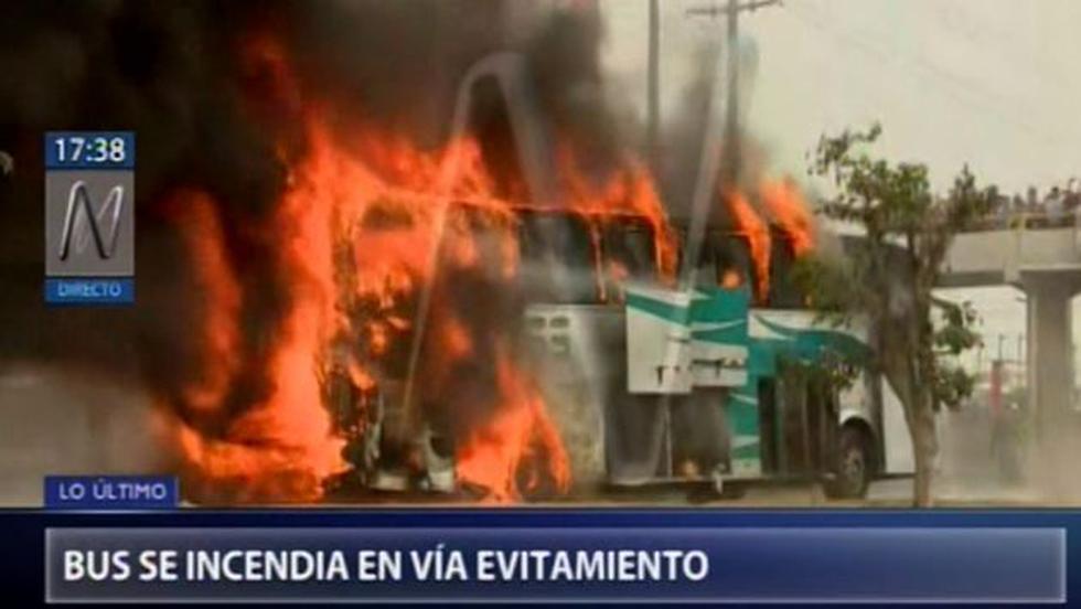 Omnibus de Z Buss se quema en Independencia. (Canal N)