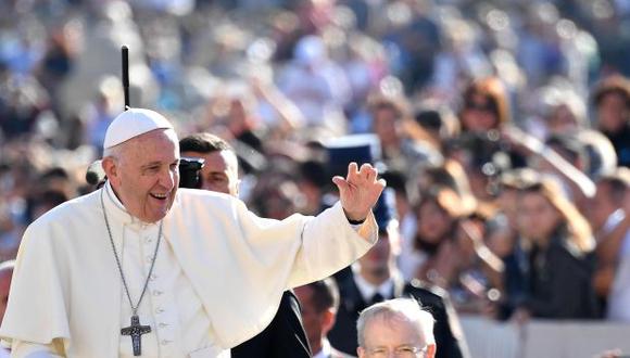 El papa Francisco saluda durante su tradicional audiencia semanal en la Plaza de San Pedro del Vaticano. (Foto: EFE)