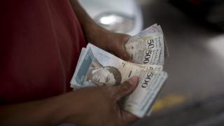 Venezuela reconvertirá su moneda en medio de torbellino económico y social