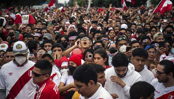 Aficionados peruanos reaccionan al final del partido de eliminatoria de clasificación para la Copa Mundial de la FIFA Qatar 2022 contra Australia. (Foto de Ernesto BENAVIDES / AFP)