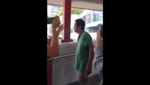 Atención: imágenes violentas. Hombre discute con manifestantes en Hong Kong y le prenden fuego. (Foto: Captura de video)