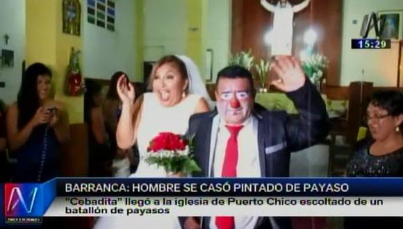 En Barranca un hombre se casó pintado de payasito como homenaje a su oficio. (Captura de TV)
