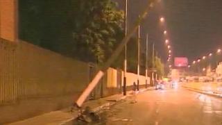 Rímac: Poste quedó a punto de caer tras accidente de tránsito en la avenidaTúpac Amaru