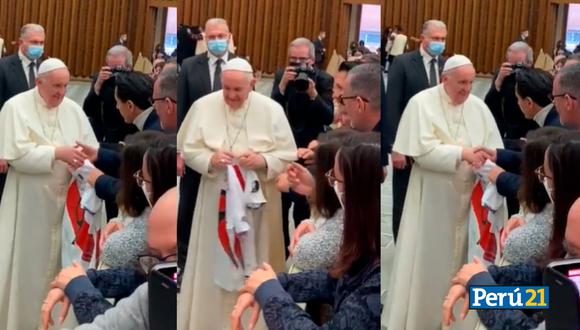 Gianluca Lapadula entregó su camiseta peruana al papa Francisco en el Vaticano.