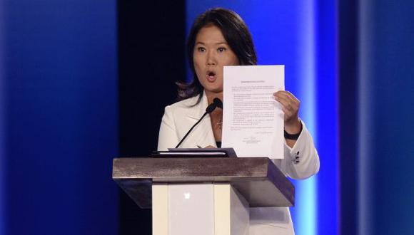Keiko Fujimori firmó compromiso de honor para garantizar que no repetirá errores de su padre preso. (AFP)