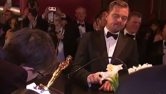 Mira la inquietante espera de Leonardo DiCaprio mientras graban su nombre en la estatuilla del Oscar. (Twitter/@Variety)