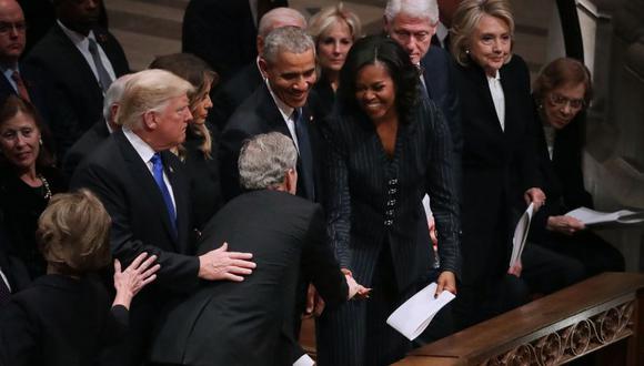 El ex presidente de Estados Unidos, George Bush, le habría entregado una golosina a la ex primera dama,&nbsp;Michelle Obama. (Foto: AFP)
