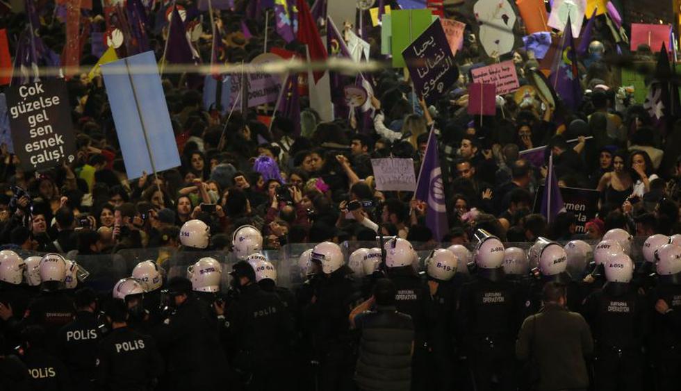 Policía dispersa con gases lacrimógenos marcha por el Día de la Mujer en Estambul. (Foto: Reuters)