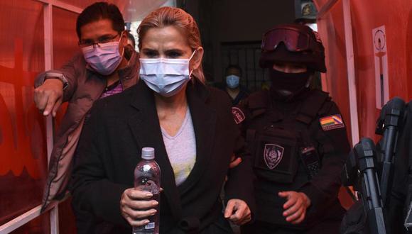 Jeanine Áñez fue detenida en el departamento amazónico de Beni el sábado en la madrugada y luego fue trasladada a La Paz a las celdas de la Fuerza Espacial de Lucha Contra el Crimen (Felcc) bajo un fuerte resguardo policial.  (Foto: EFE/ Stringer)