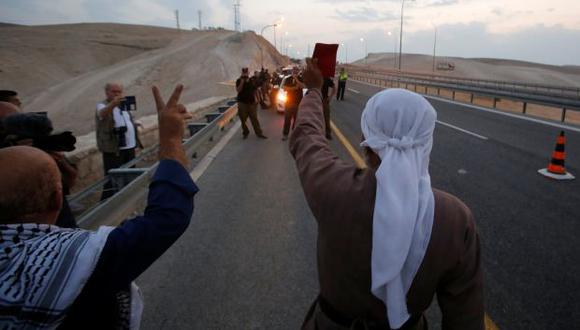 Palestinos hacen gestos frente a las fuerzas israelíes después de que estas eliminaran las chozas erigidas por activistas para protestar contra el plan de demoler la aldea beduina palestina de Jan al Ahmar. (Foto: Reuters)