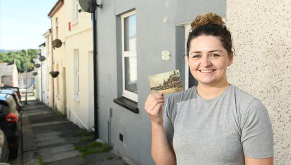 Michaela Webber posa sonriente con la postal que recibió en su casa. (Penny Cross / Plymouth Herald)