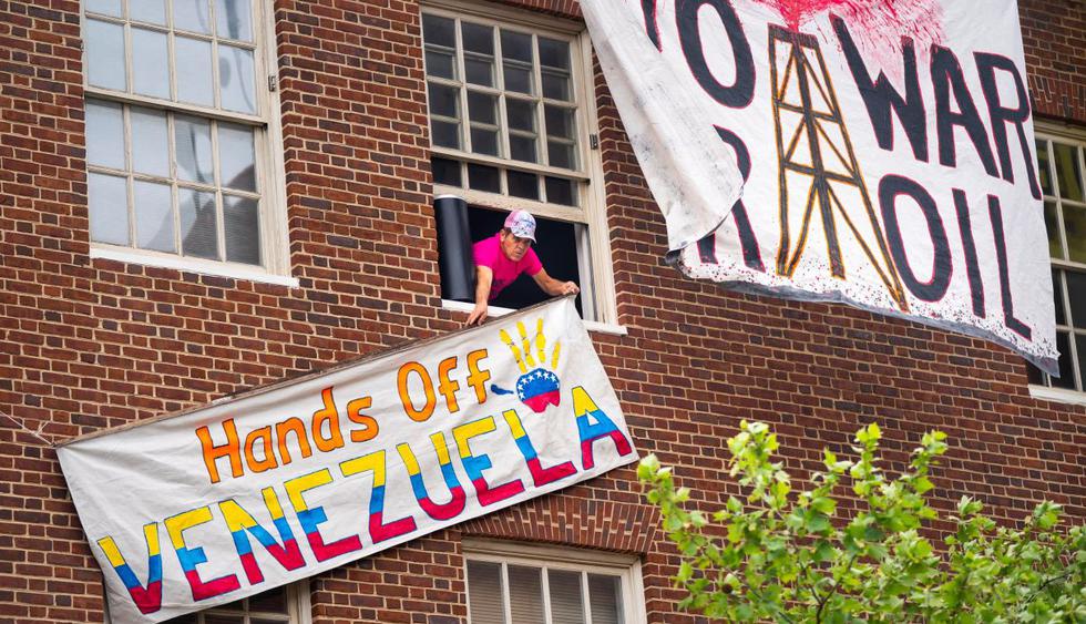 "Colectivo" chavista toma la embajada de Venezuela en Estados Unidos. (Foto: EFE)
