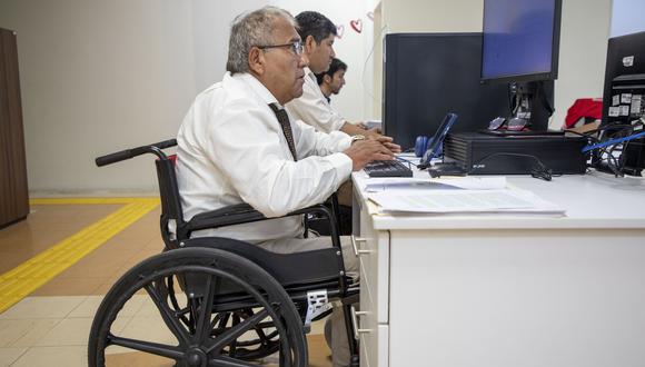 “Las entidades públicas están obligadas a contratar personas con discapacidad en una proporción no inferior al 5 % de la totalidad de su personal”, dice la Ley.