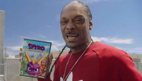 Spyro se reune con Snoop Dogg para entregarle una copia de ‘Spyro Reignited Trilogy’.
