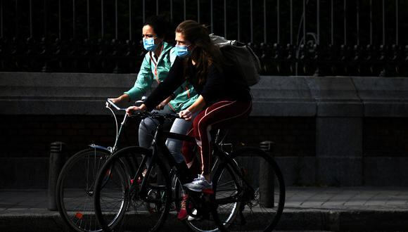 Los ciclistas montan sus bicicletas en Madrid, durante las horas permitidas por el gobierno para hacer ejercicio, como medida para prevenir la propagación de la enfermedad COVID-19. (Foto: AFP/Gabriel BOUYS)