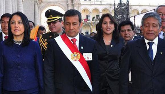 'PADRINO’. Flores (segundo de la derecha) goza del aprecio de Ollanta Humala.
