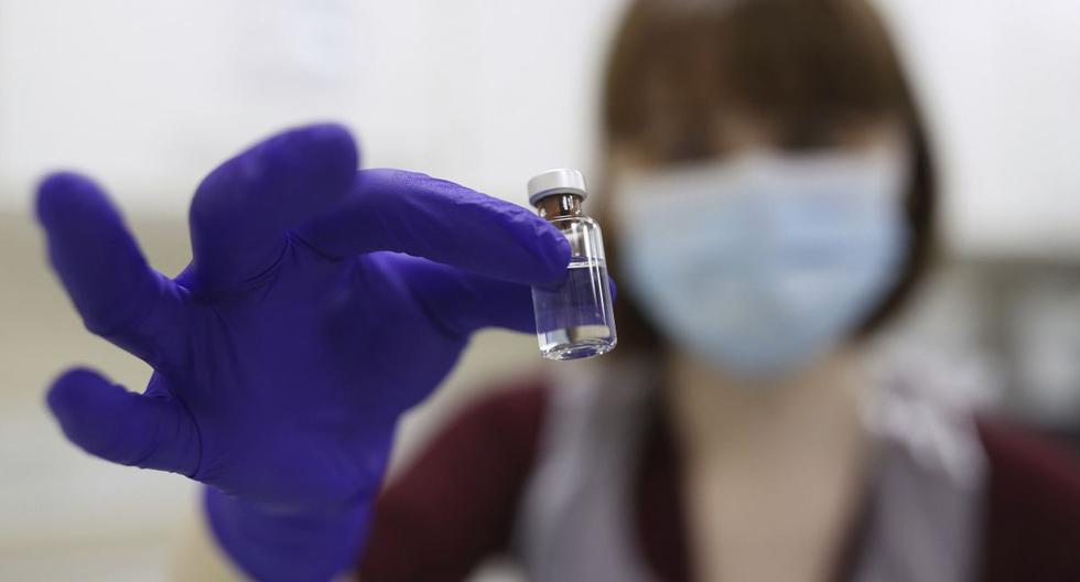 Una técnica de farmacia del NHS en el Royal Free Hospital simula la preparación de la vacuna Pfizer contra el coronavirus el viernes 4 de diciembre de 2020, (Yui Mok / Pool Photo via AP).