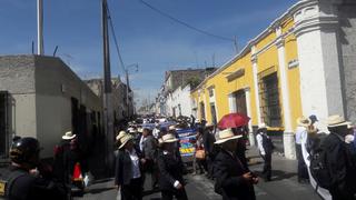 Arequipa: Turistas cancelan viajes por bloqueo de vía y huelgas