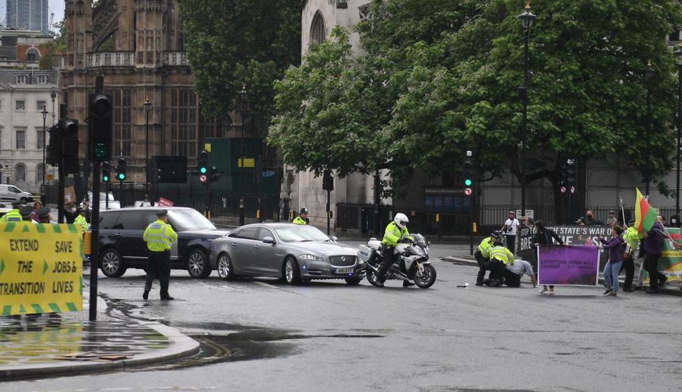 Un manifestante fue detenido por agentes de la policía mientras corría hacia el automóvil del primer ministro británico, Boris Johnson. (AFP / DANIEL LEAL-OLIVAS).
