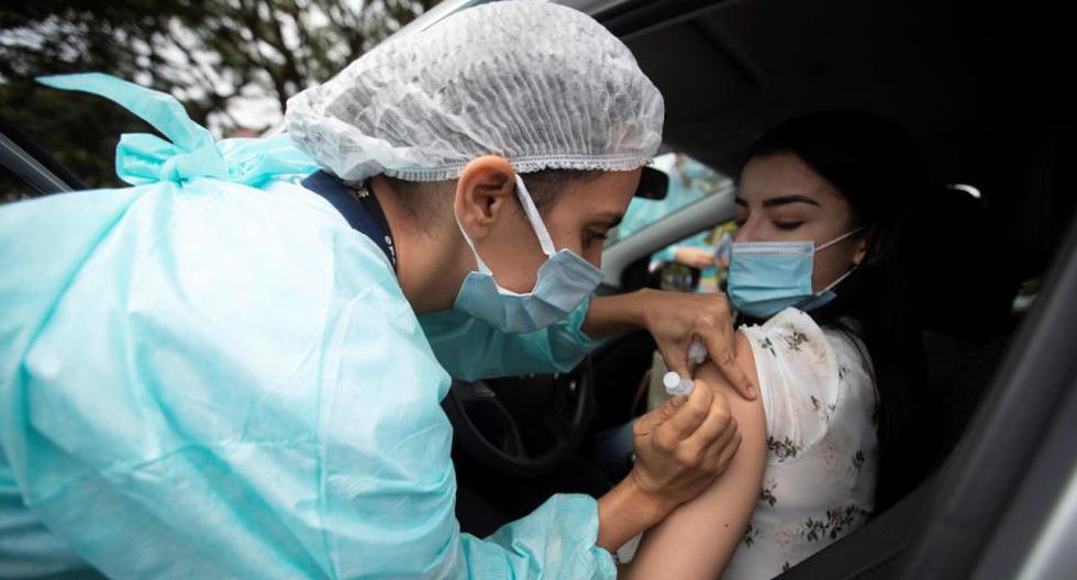 Una mujer recibe la vacuna contra COVID-19 hoy, en Brasilia (Brasil). (EFE/Joédson Alves).