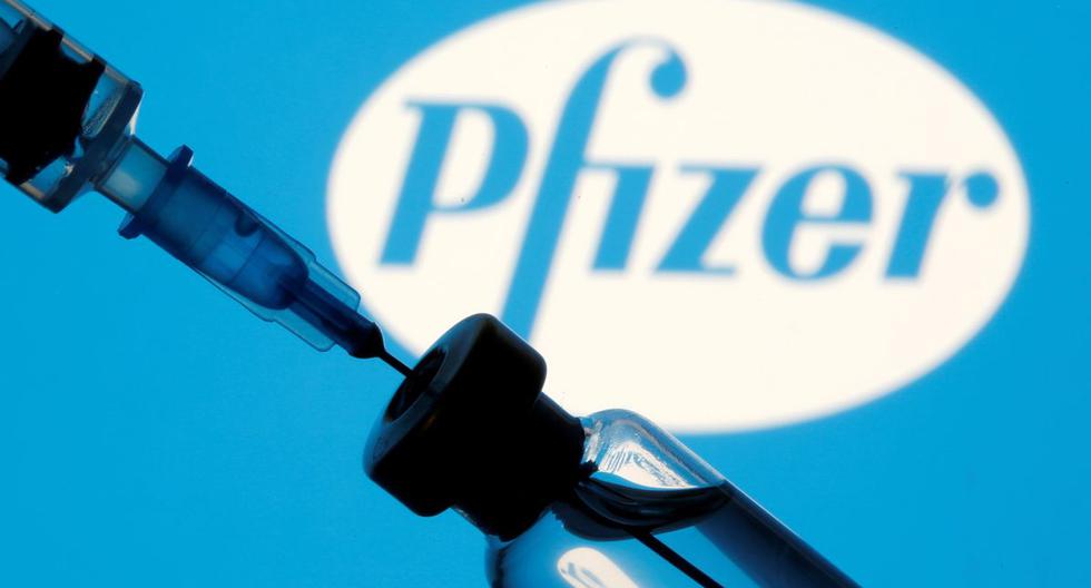 En esta ilustración tomada el 11 de enero de 2021, se ven un frasco y una jeringa frente a un logotipo de Pfizer. (REUTERS/Dado Ruvic).
