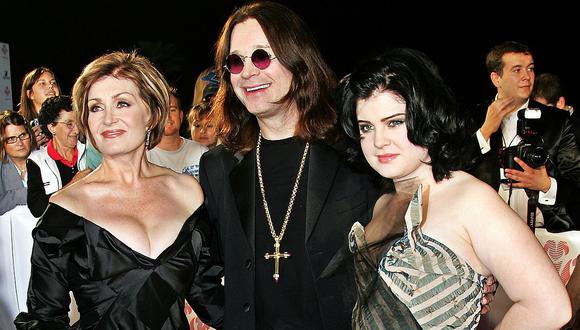 British rocker Ozzy Osbourne (C), his wife Sharon (L) and their daughter Kelly, arrive to attend the "Swarovski Fashion rocks" for "The Prince's Trust" at the Grimaldi Forum center in Monaco, 17 October 2005. The Prince's Trust helps young people through training, business loans, personal development and study support outside school.         AFP PHOTO/PASCAL GUYOT (Photo by PASCAL GUYOT / AFP)