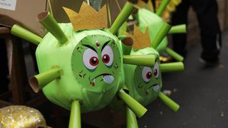 Piñatas COVID-19, antifaces amarillos y muñecos son lo más solicitado a pocas horas del Año Nuevo | FOTOS