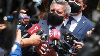 César Acuña demanda a periodista argumentando que frase “Plata como cancha” es suya