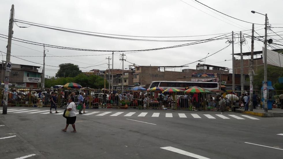 Ambulantes desalojados se han instalado detrás de las rejas del Complejo de Mercados. (Foto: Johnny Obregón / Perú21)