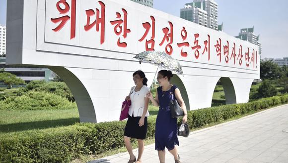 Los peatones caminan por la calle Ryomyong en Pyongyang el 12 de agosto de 2022. (Foto de KIM Won Jin / AFP)