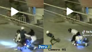Mujer ahuyenta a ladrones que querían robarle y hace que olviden su moto (VIDEO)