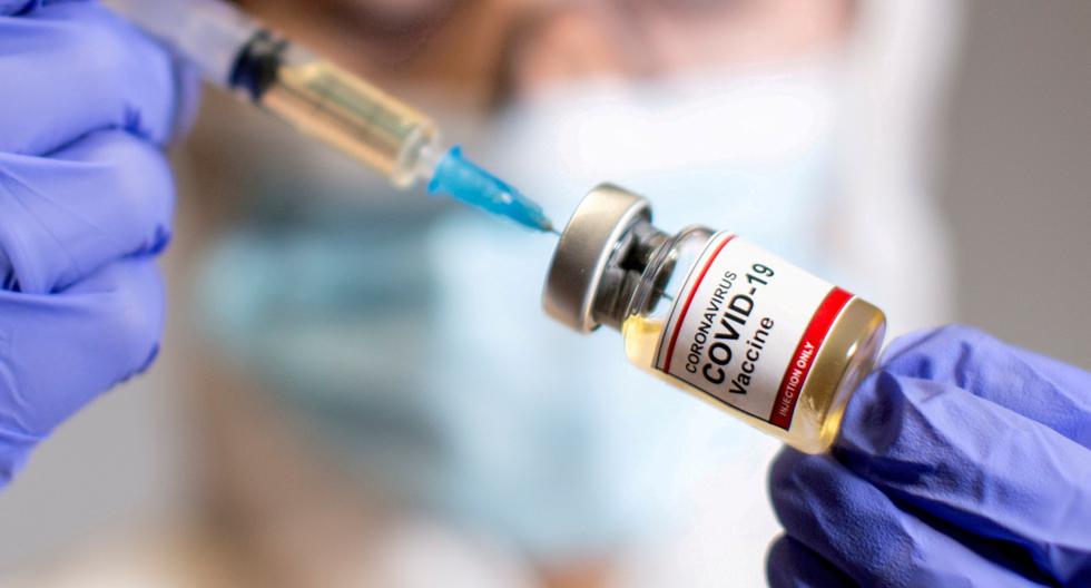 Una mujer sostiene una pequeña botella con una etiqueta de "Vacuna contra el coronavirus (COVID-19)" y una jeringa médica en esta ilustración tomada el 30 de octubre de 2020. (REUTERS/Dado Ruvic).