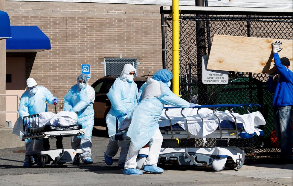 Cuerpos son trasladados a un camión frigorífico que sirve como depósito de cadáveres fuera del Hospital Wyckoff en el distrito de Brooklyn, en Nueva York, Estados Unidos. (Foto: EFE)