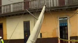 Barrios Altos: poste cayó sobre vivienda tras ser impactado por vehículo