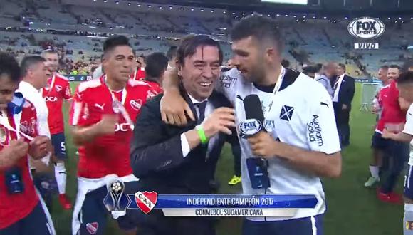 El periodista argentino fue sorprendido por el plantel de Independiente. (Captura de video)