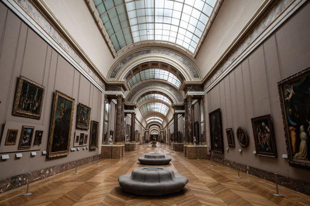 Museo del Louvre en París muestra la "Gran Galería" vacía, ya que el Museo permanece cerrado debido a la situación sanitaria. (Foto: Martin Bureau/ AFP)