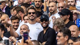 Dani Alves rodeado por rivales: asistió al estadio del Real Madrid como un hincha más