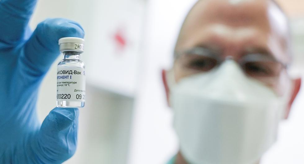 Imagen referencial. Un trabajador médico sostiene un vial de la vacuna rusa contra el coronavirus Sputnik V en Belgrado, Serbia, el 6 de enero de 2021. (REUTERS/Fedja Grulovic).