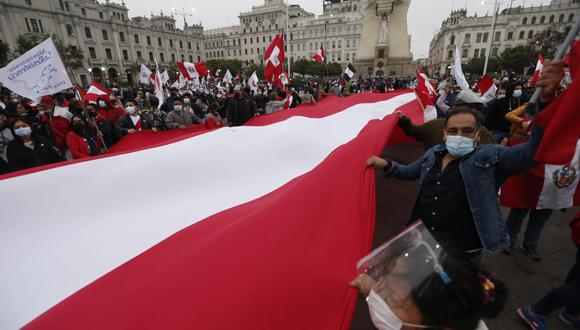 Ciudadanos protestaron contra el gobierno de Pedro Castillo en la Plaza San Martín. ( Jorge Cerdan/GEC)