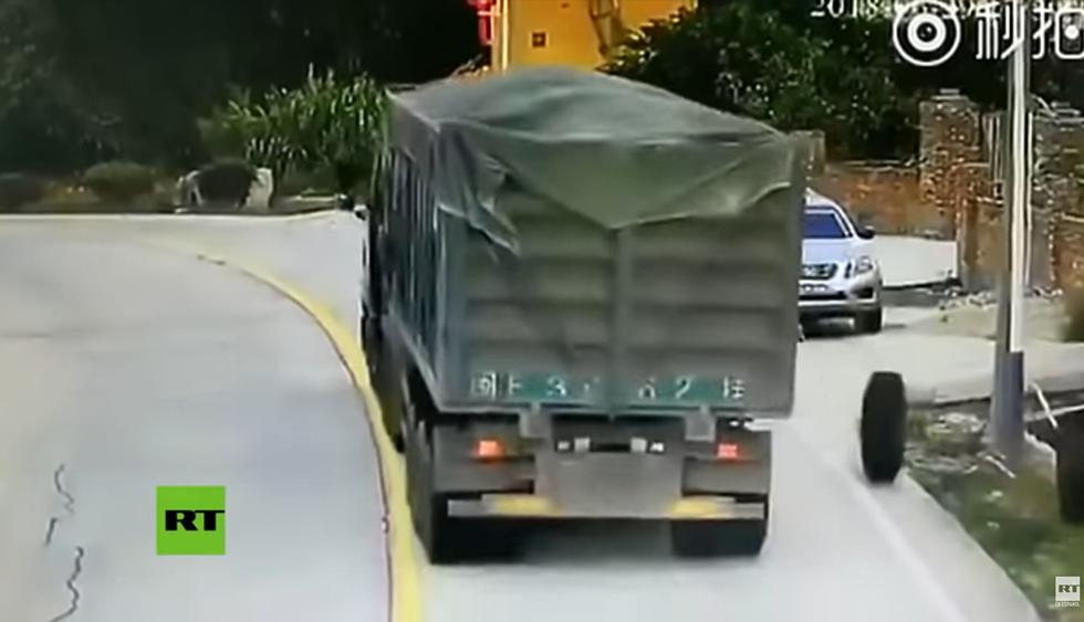 Se salvó milagrosamente de ser aplastado por dos neumáticos que se desprendieron de un camión en una carretera de China. (Foto: Captura de YouTube)