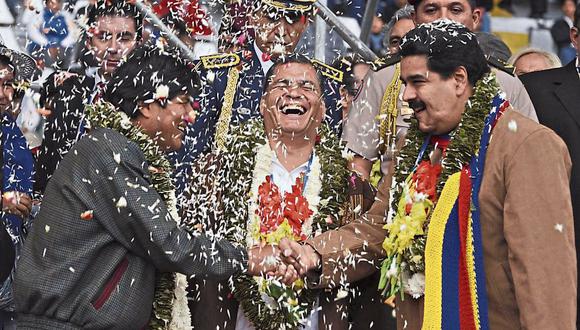 DE SU MISMA MEDICINA. El otrora poderoso presidente Correa se declara víctima de un caso político. (AP)