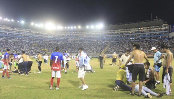12 muertos y más de 100 heridos en estadio de El Salvador. (Foto: Gabriel AQUINO / AFP)