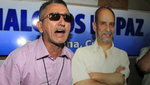 Delegado de las FARC Rubén Zamora junto a imagen de Simón Trinidad, a la derecha. (Reuters)